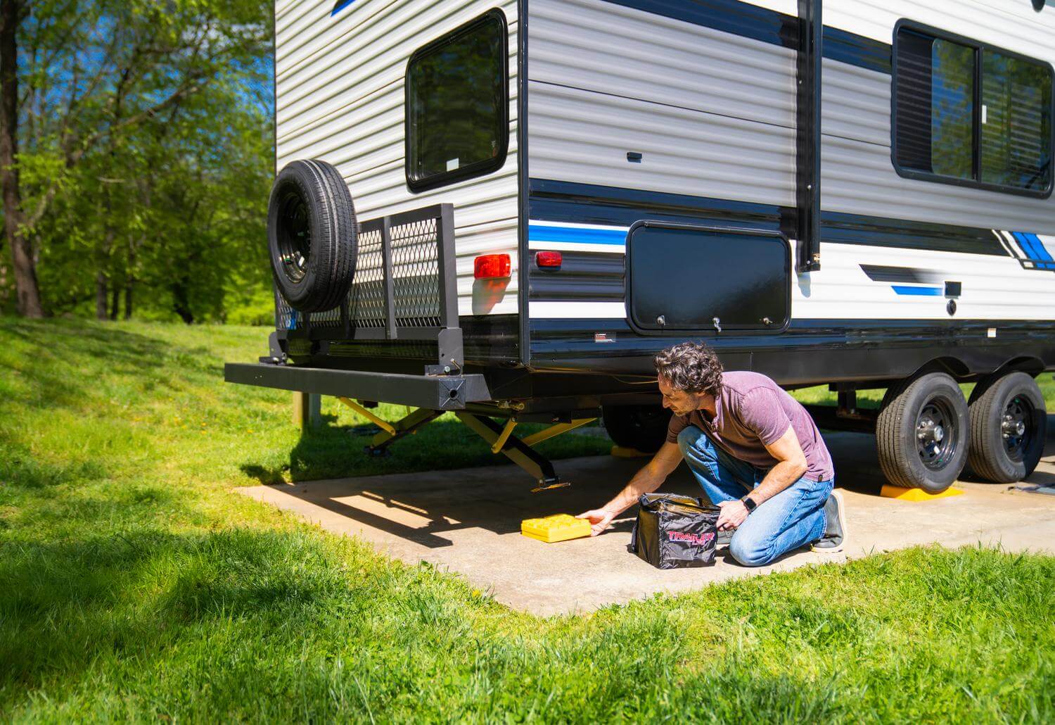 Choosing the Best RV Stabilizer Jacks | Camping World Blog