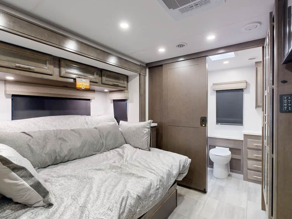 Forest-River-Georgetown-5-Series-36F-2025-bedroom