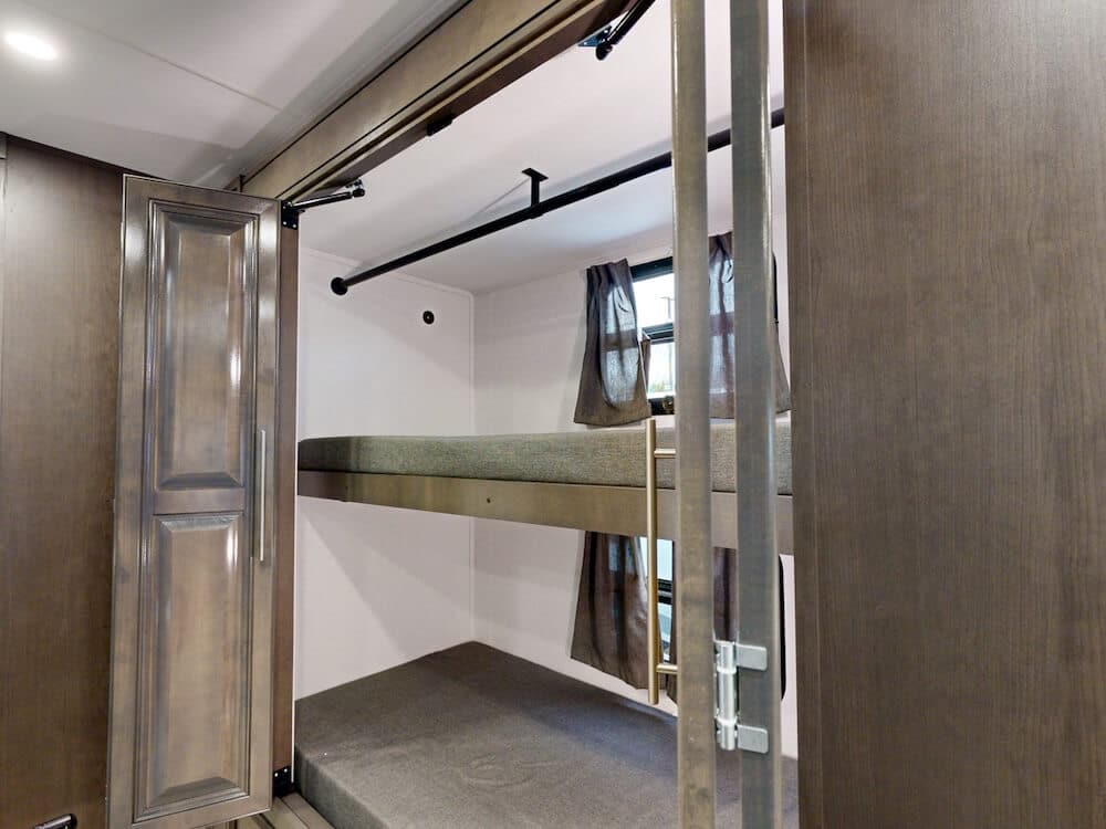 Forest-River-Georgetown-5-Series-36F-2025-extraimage1