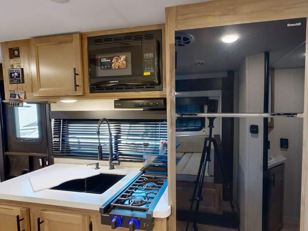 Forest-River-Wolf-Pup-17JW-2025-kitchen