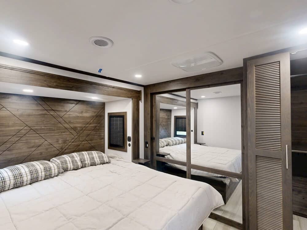 Keystone-Fuzion-440-2025-bedroom