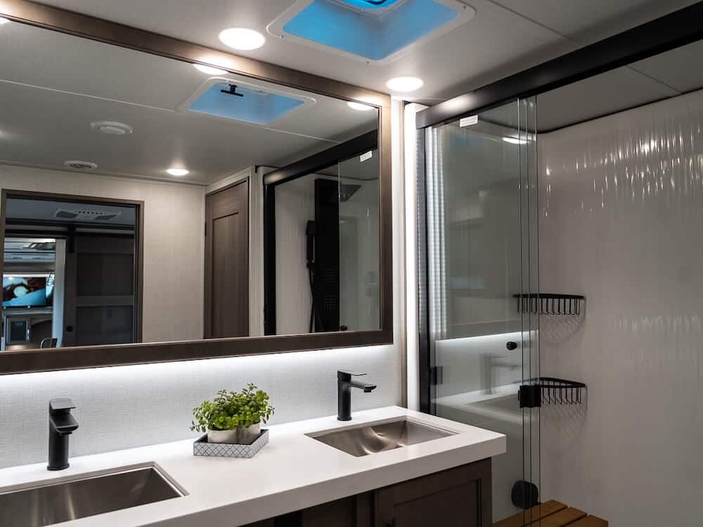 grand_design_solitude_380FL_bathroom