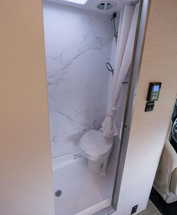 Toilet in 19HE Thor Freedom Elite 2025 Class C SAM100233_1