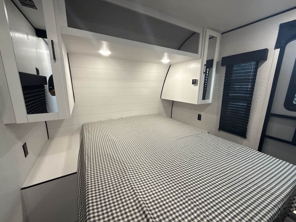 2026_jayco_jay_flight_slx_330tbs_rv819857_impel-capture_close-up_bedroom