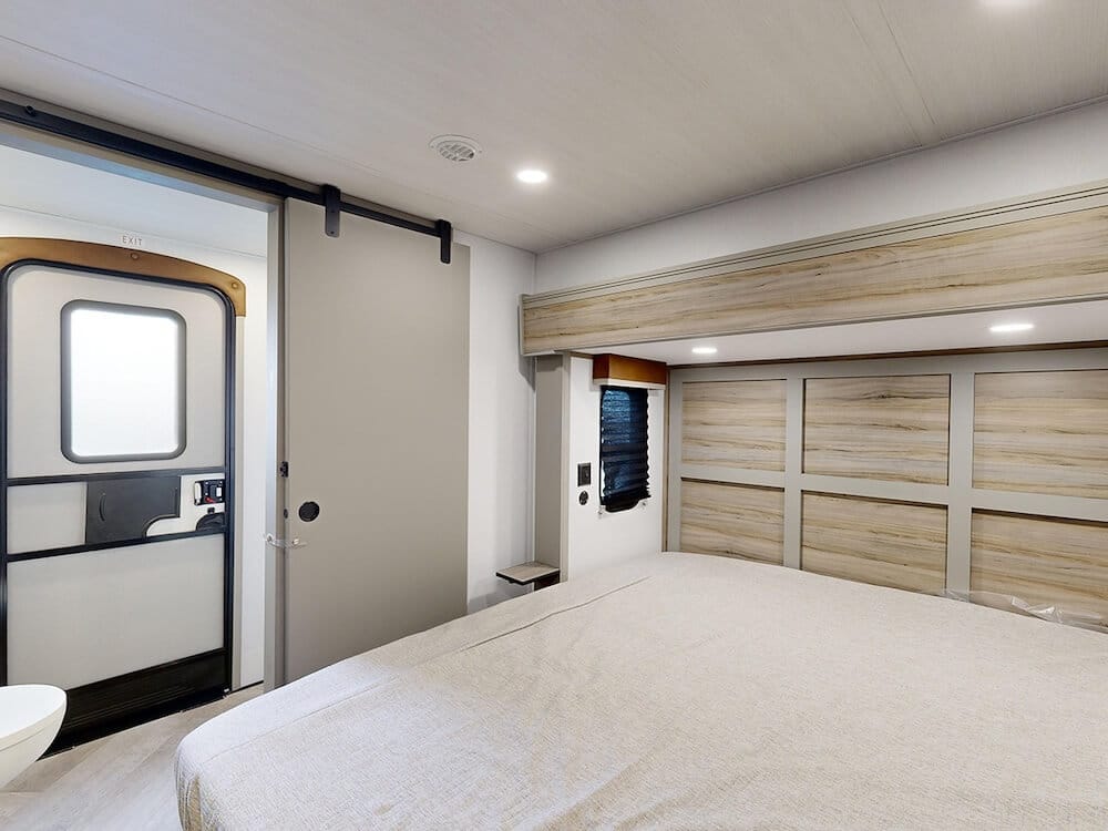 Keystone-Sprinter-3920DSL-2025-bedroom