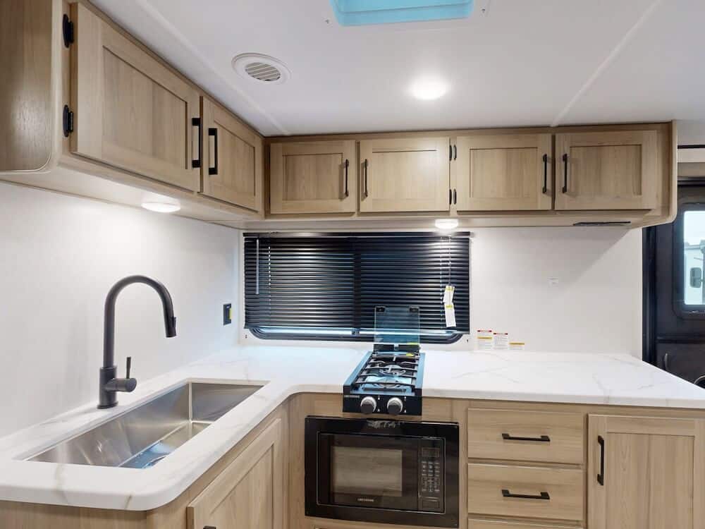 Keystone-Coleman-Lite-22BX-2025-kitchen