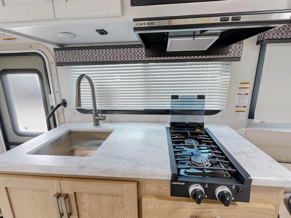 Thor-Freedom-Elite-19HE-2026-kitchen