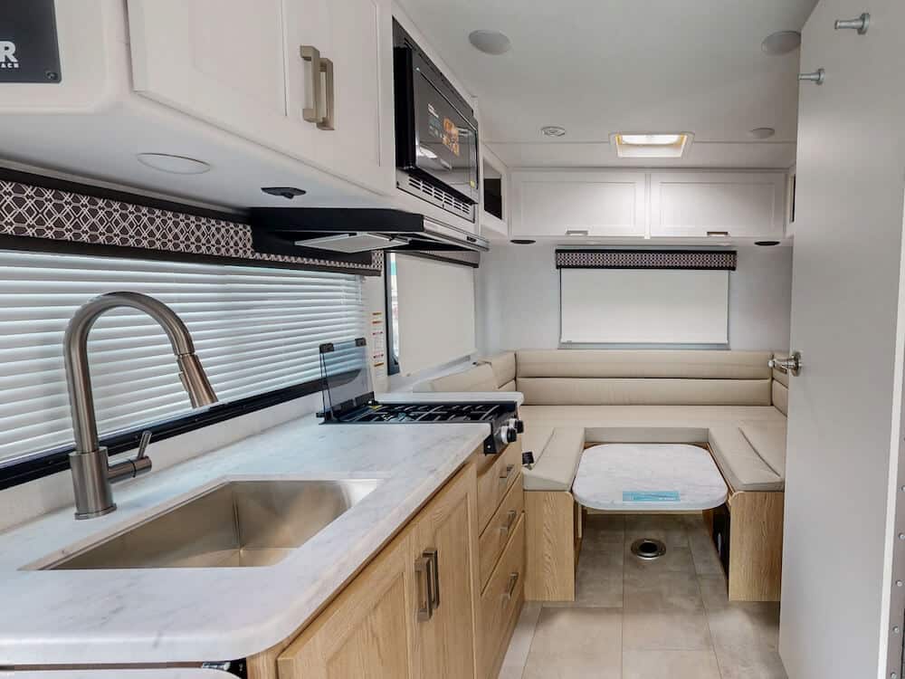 Thor-Freedom-Elite-19HE-2026-wideinteriorliving best campers for couples