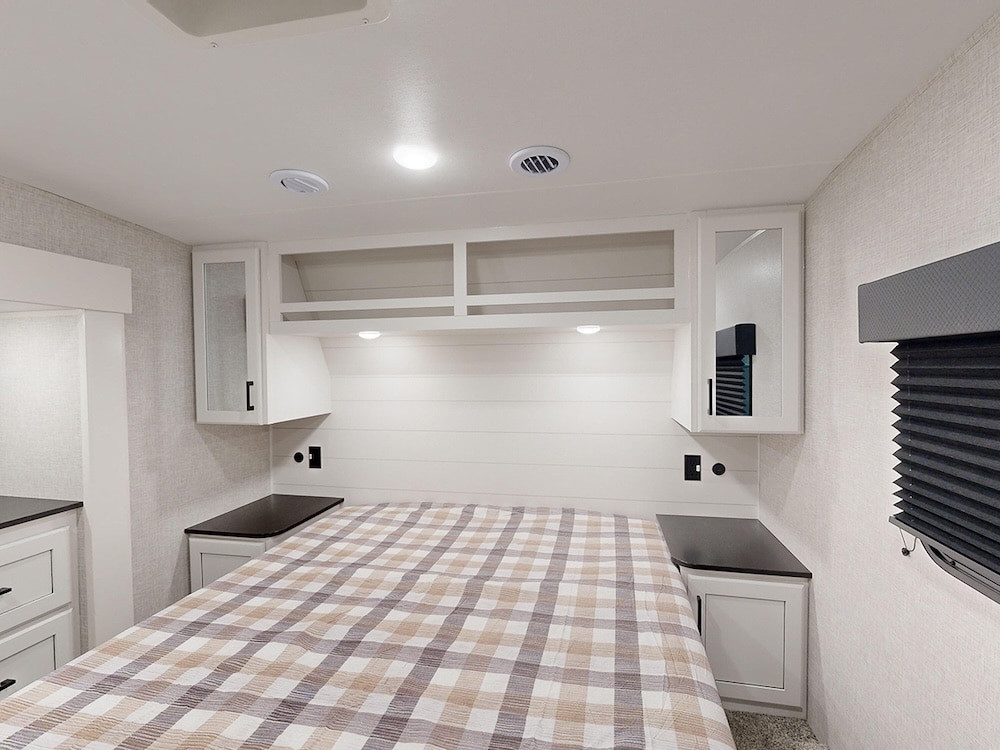 Jayco-Eagle-SLE-24MLE-bedroom