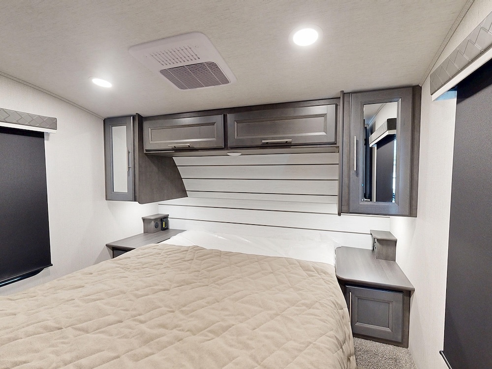 Keystone-Cougar-26RKE-2025-bedroom