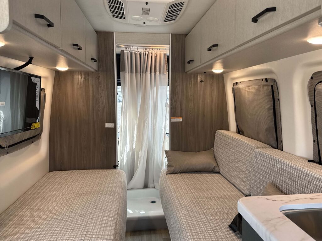 2026_thor_eddie_bauer_19eu_rv817956_impel-capture_close-up_wide-interior-living