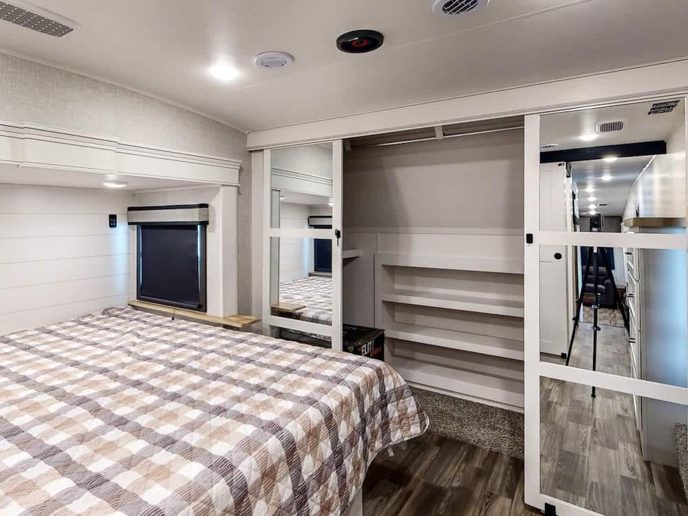 Jayco fifth wheel bedroom
