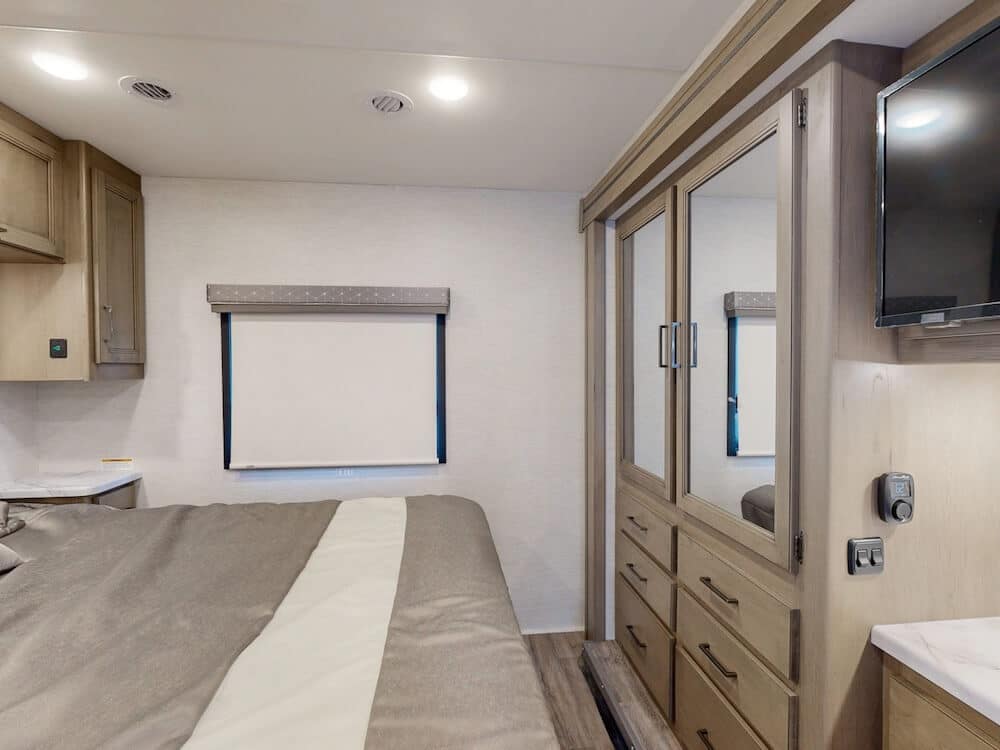 Thor Freedom Traveler bedroom
