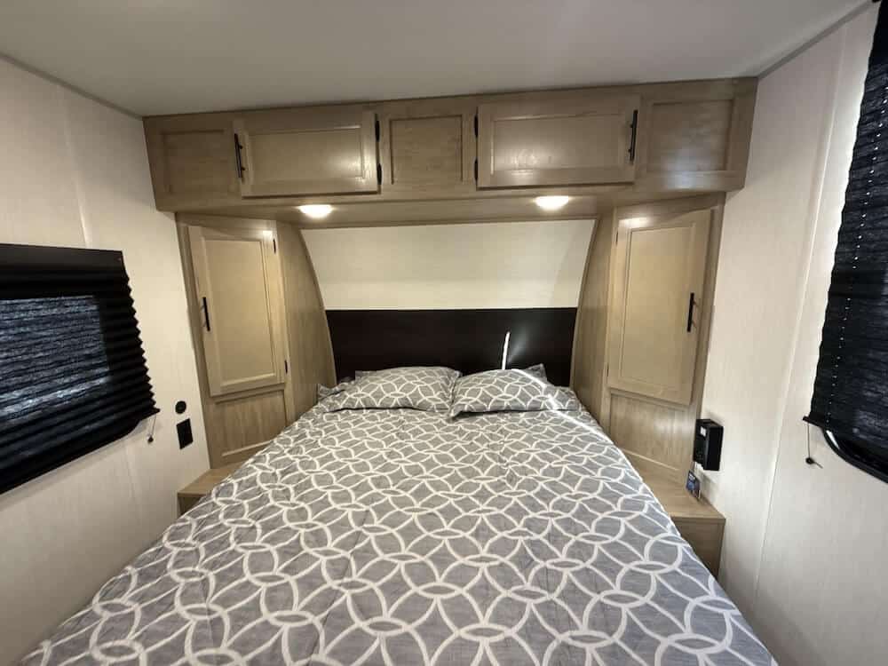 Wolf Pup 17SC bedroom 