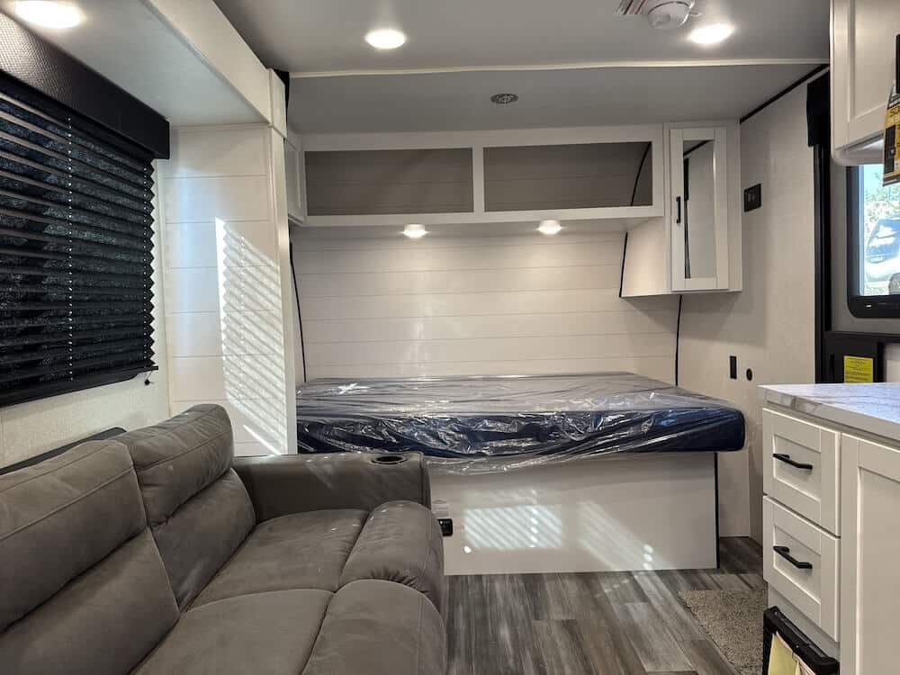 Jay Flight SLX 160LKW bedroom