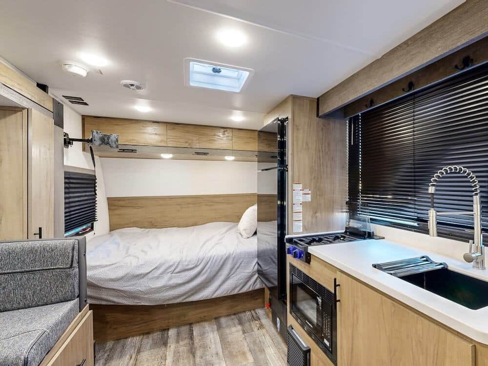 Campsite Reserve 17LS bed and kitchen