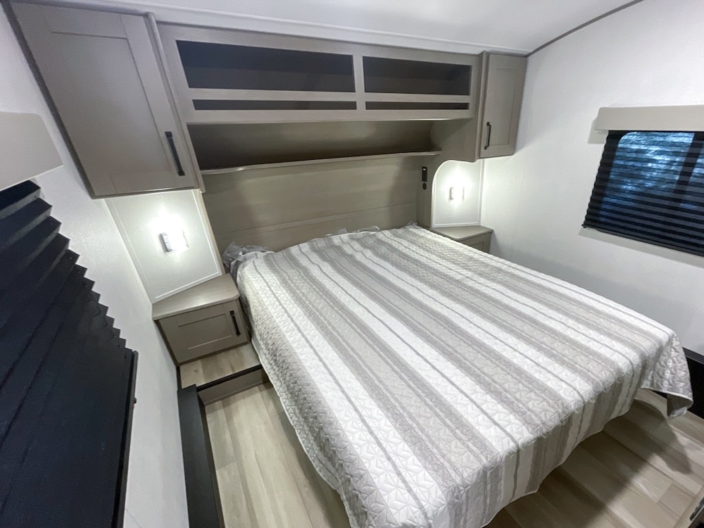 2026_grand_design_reflection_100_series_24rl_bedroom