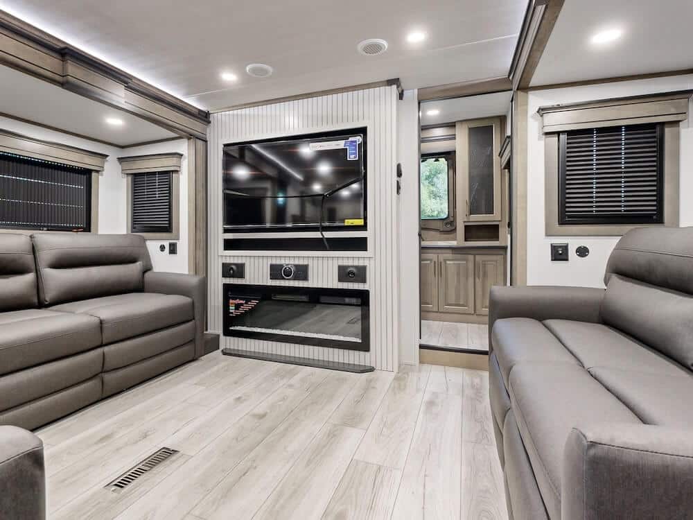 Keystone-Montana-3941FO-2025-living room