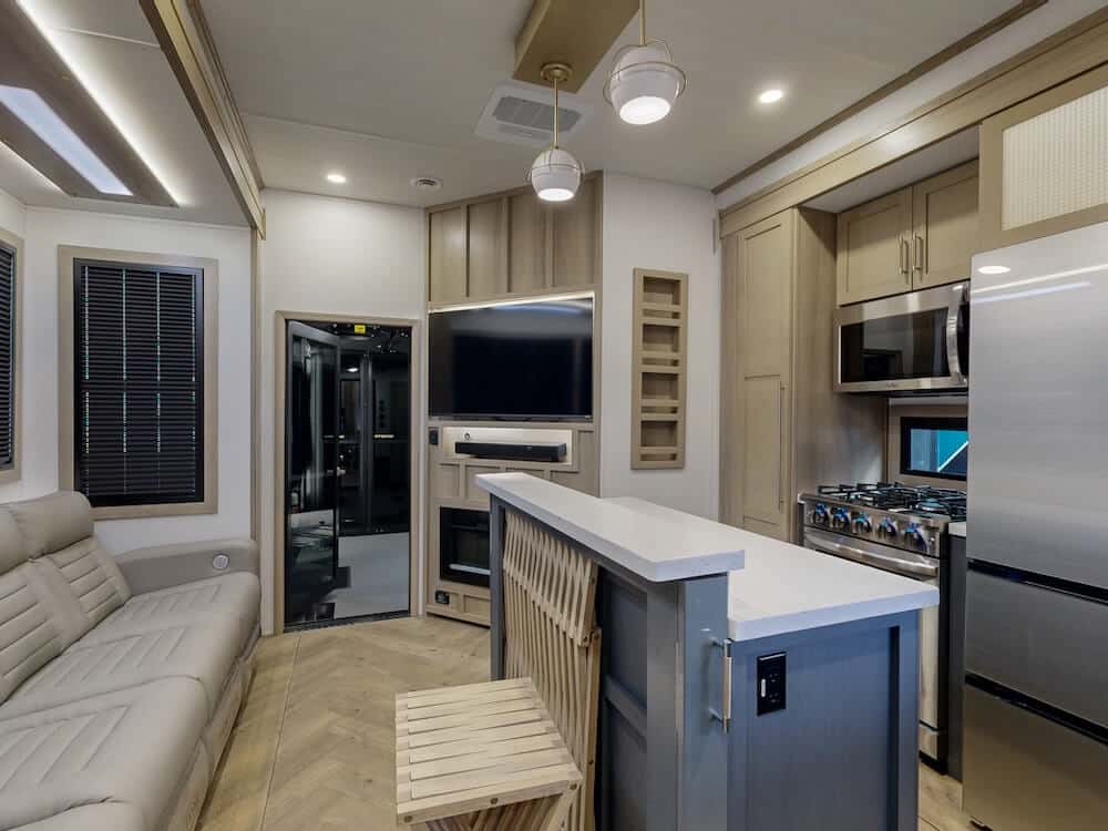 Keystone-Raptor-352-2025-wideinteriorliving