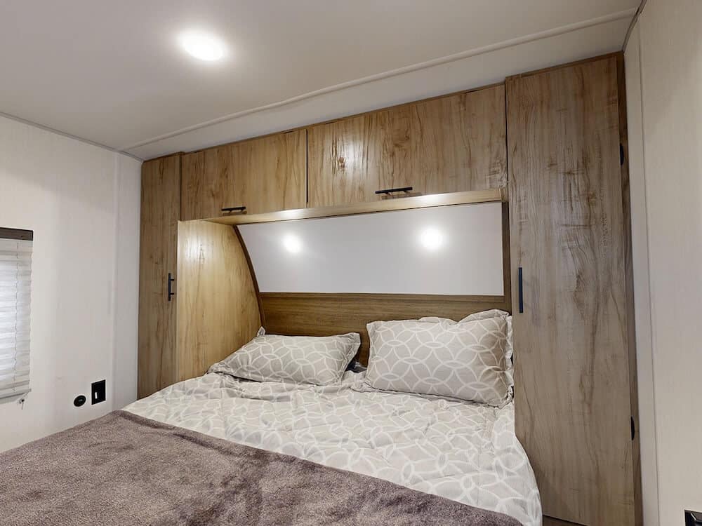 Forest-River-Grey-Wolf-22RR-bedroom