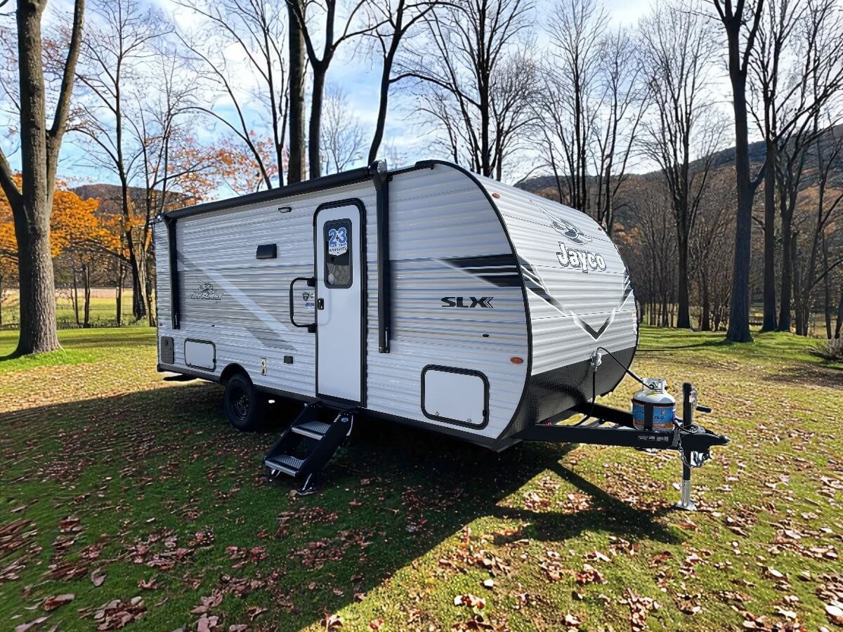 Image of the exterior of the Jayco Jay Fligth SLX 197MB with trees in the background.