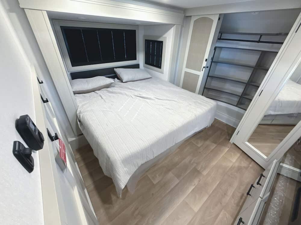 2026_grand_design_solitude_414ljmj_bedroom