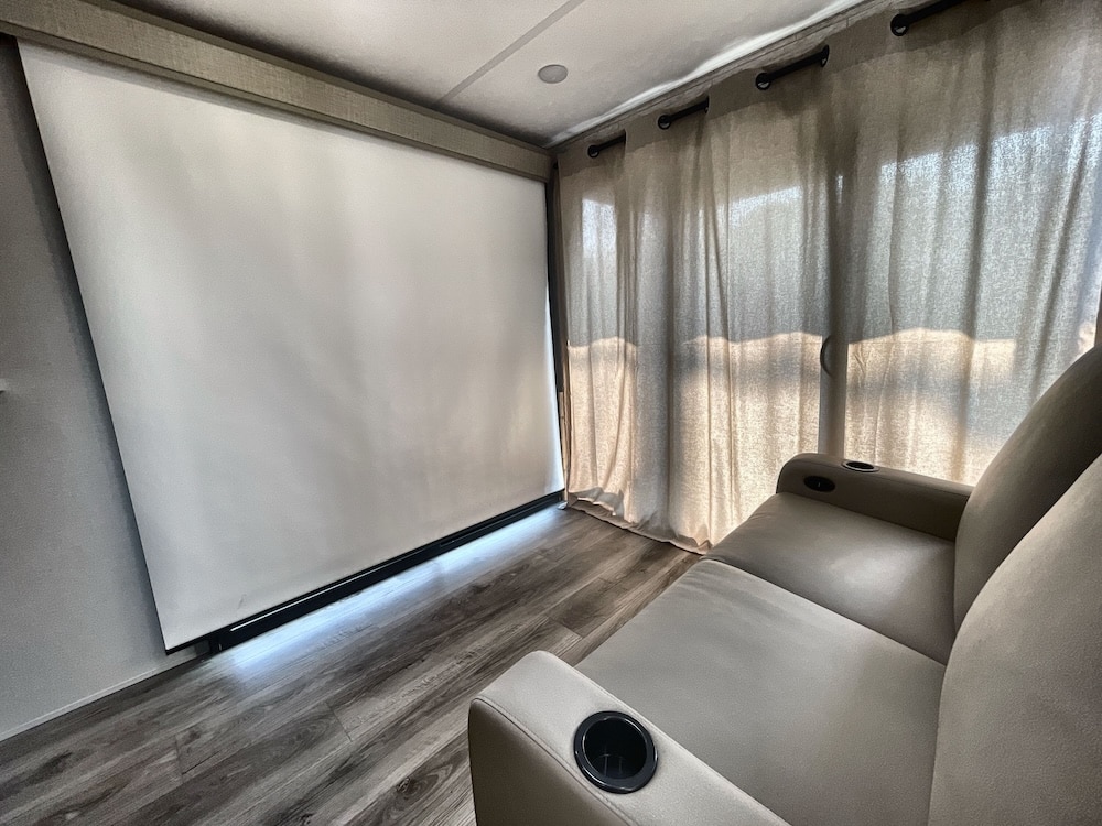 2025_coachmen_catalina_legacy_283epic_wbma2428899_impel-capture_close-up_entertainment-center