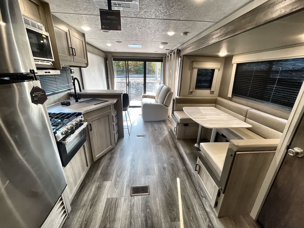 2025_coachmen_catalina_legacy_283epic_wbma2428899_impel-capture_close-up_living-area-main-1