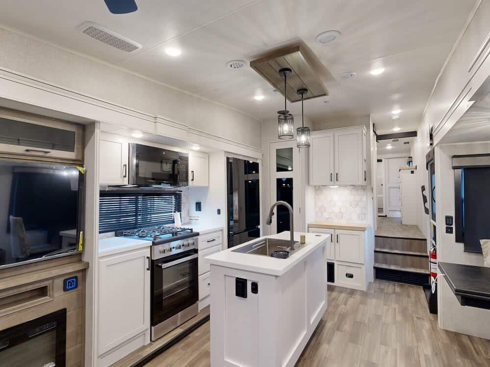 Jayco-Eagle-321RSTS Kitchen
