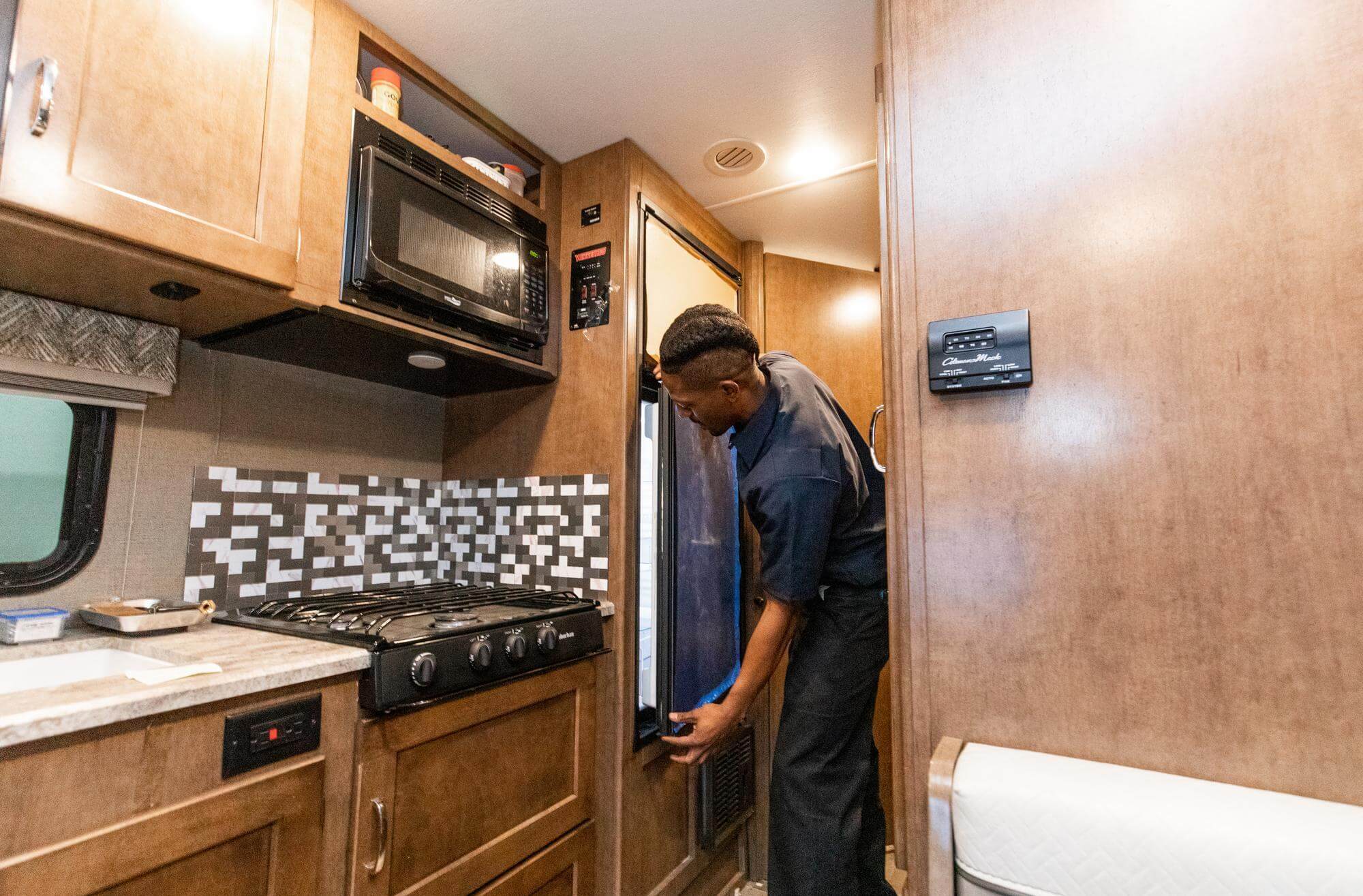 featured-how-to-replace-an-rv-refrigerator