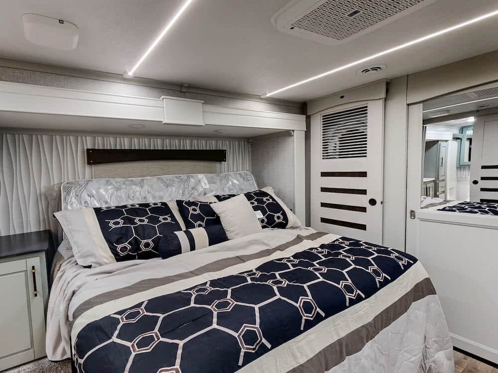 Crossroads-Redwood-412GK-2025-bedroom