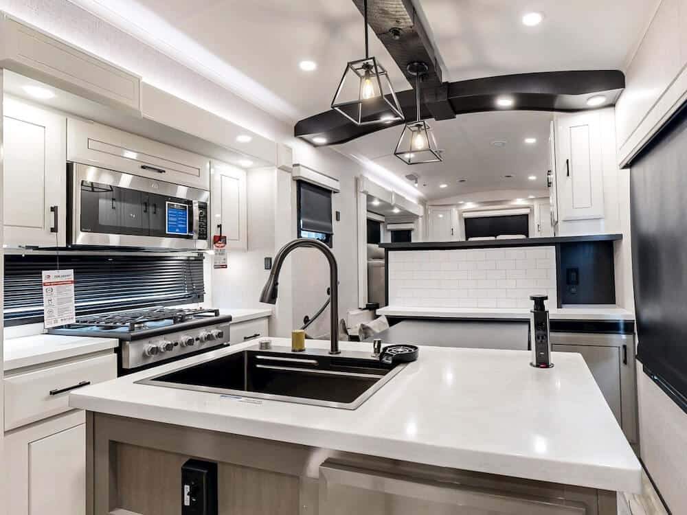 Jayco-Pinnacle-38FLGS-2025-wideinteriorliving