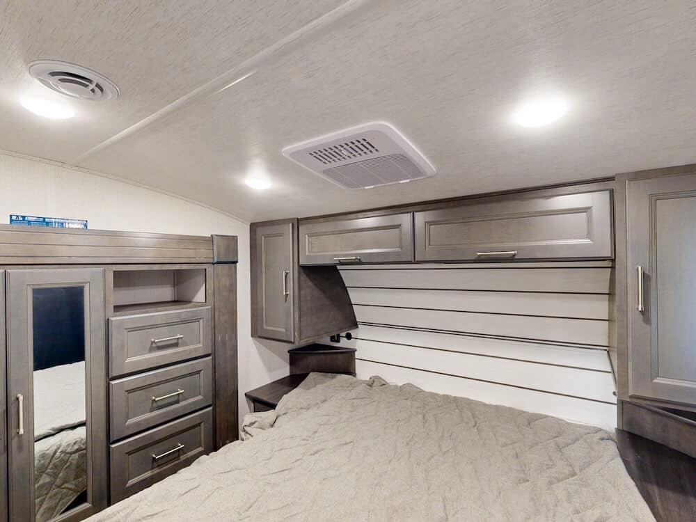 Keystone-Cougar-27SGS-2025-bedroom