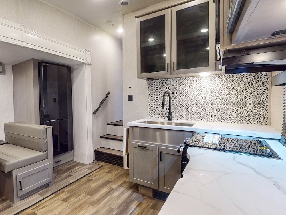 Starcraft-GSL-Light-274BHS-2025-kitchen