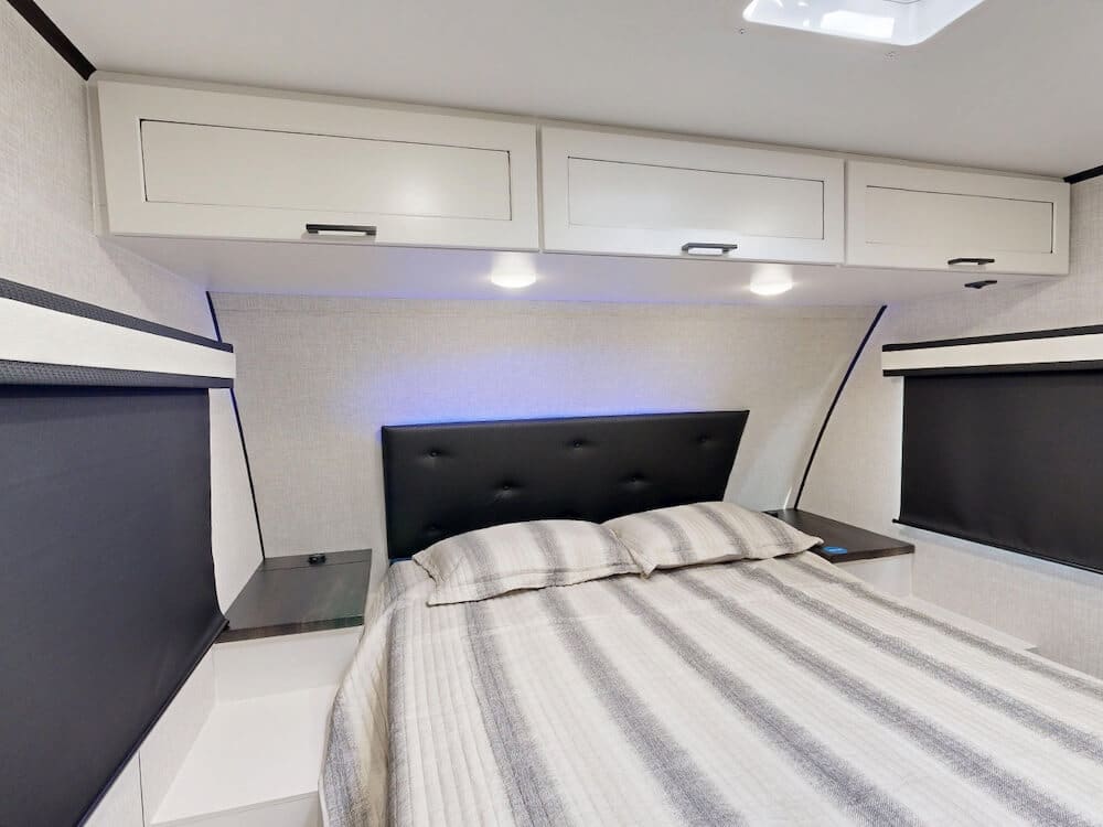 Jayco-Jay-Feather-28RB-2025-bedroom