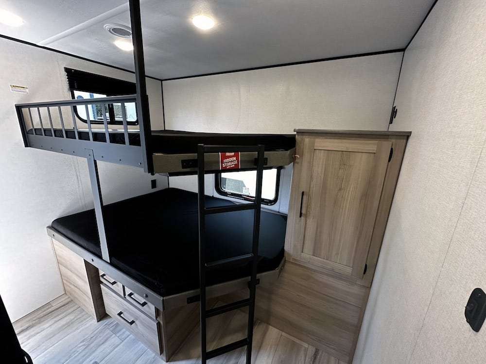 32bhs bunk room