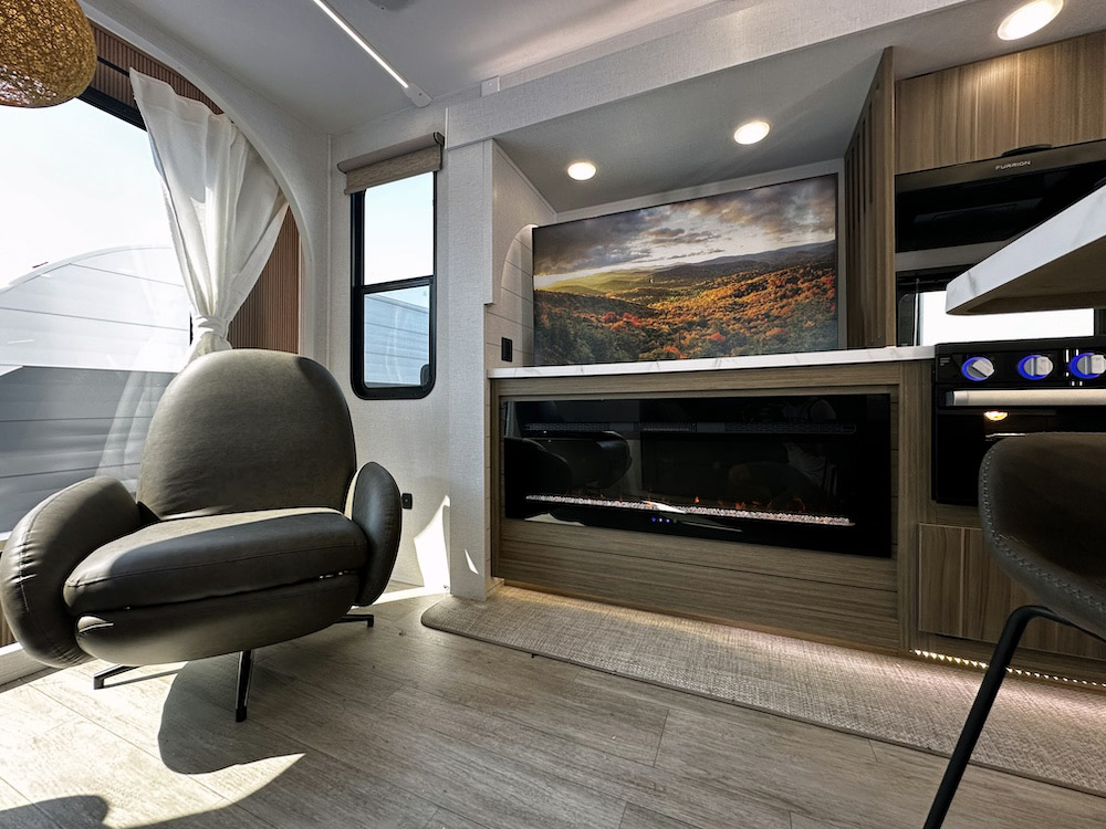270ZEN chair and tv
