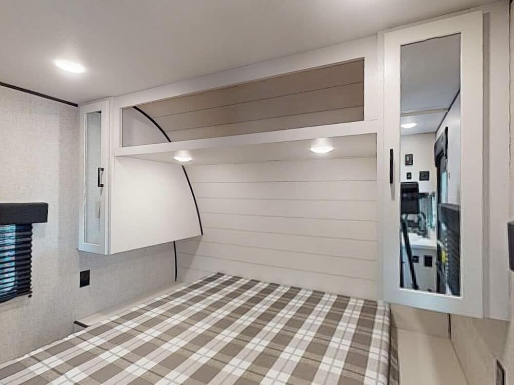 Jayco-Jay-Flight-SLX-210QB-2025-bedroom