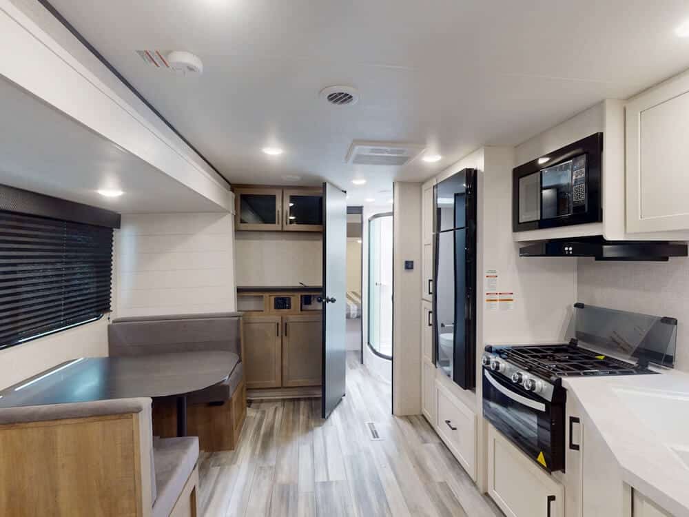 Jayco-Jay-Flight-SLX-262RLS-2025-wideinteiorliving