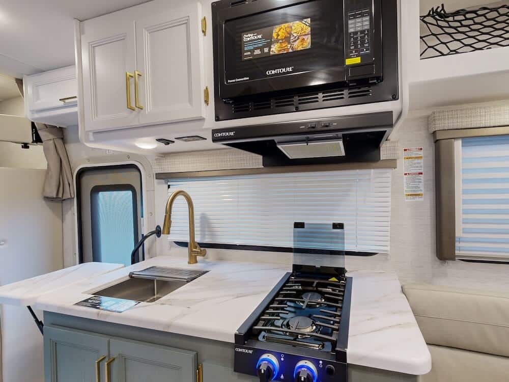 Thor-Eddie-Bauer-19ED-2025-kitchen
