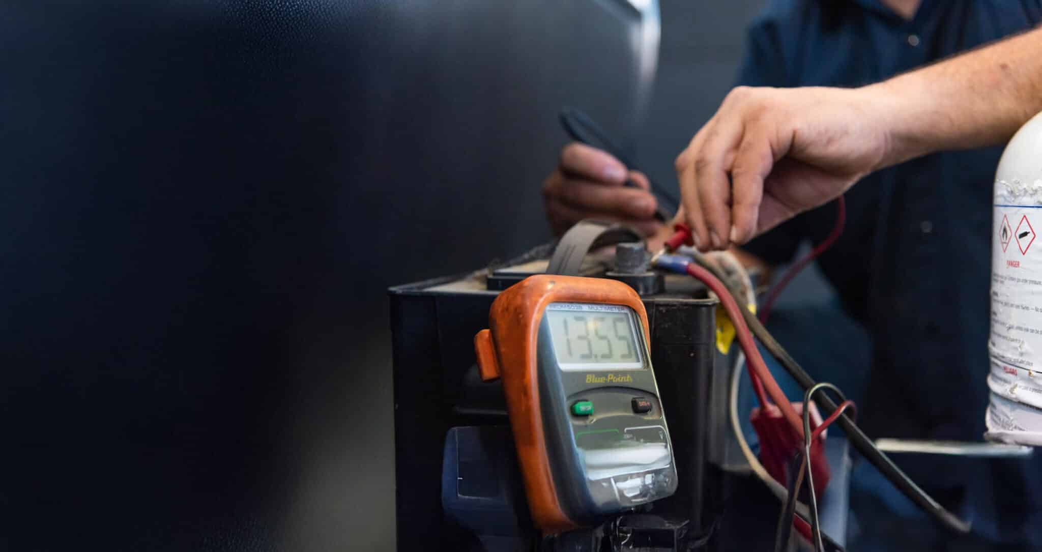 featured-how-to-charge-rv-batteries-09-2025