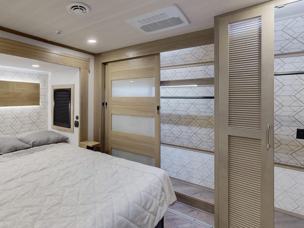 Keystone-Raptor-352-2025-bedroom