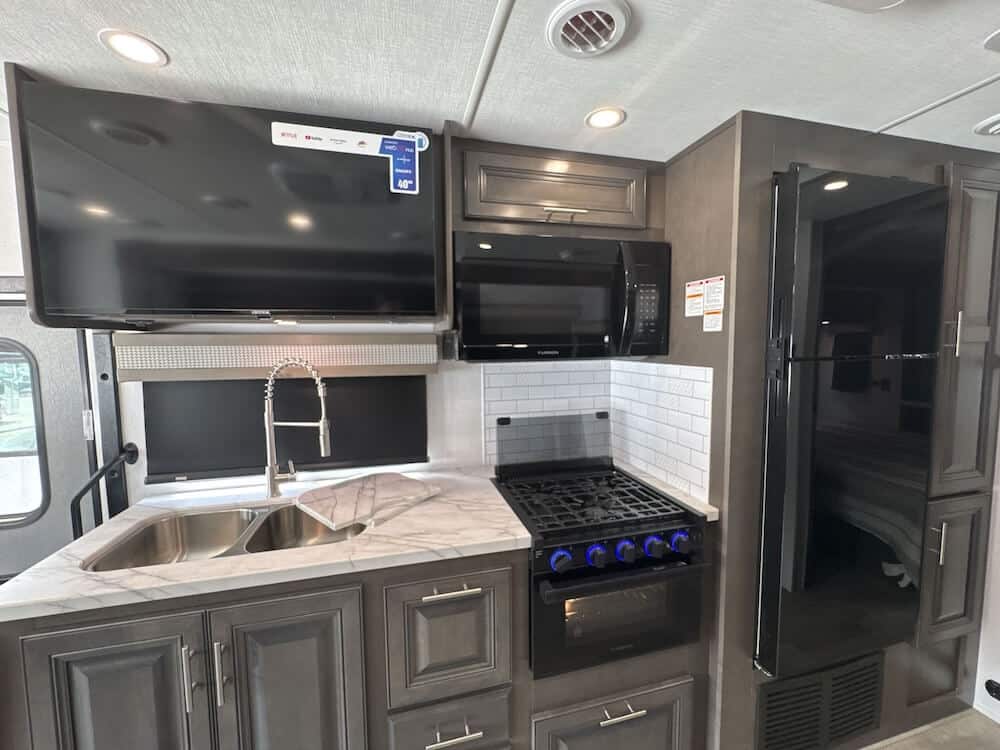 2026_forest_river_georgetown_3_series_29s3f_rv819816_impel-capture_close-up_kitchen