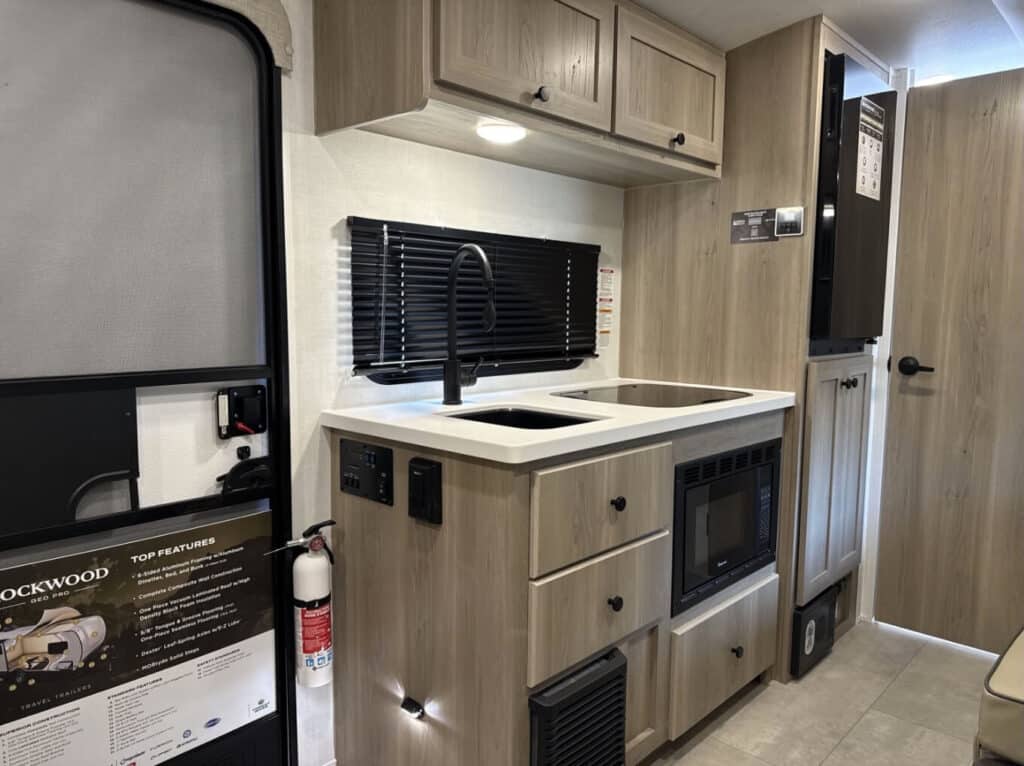 Rockwood Geo Pro 17LE kitchen