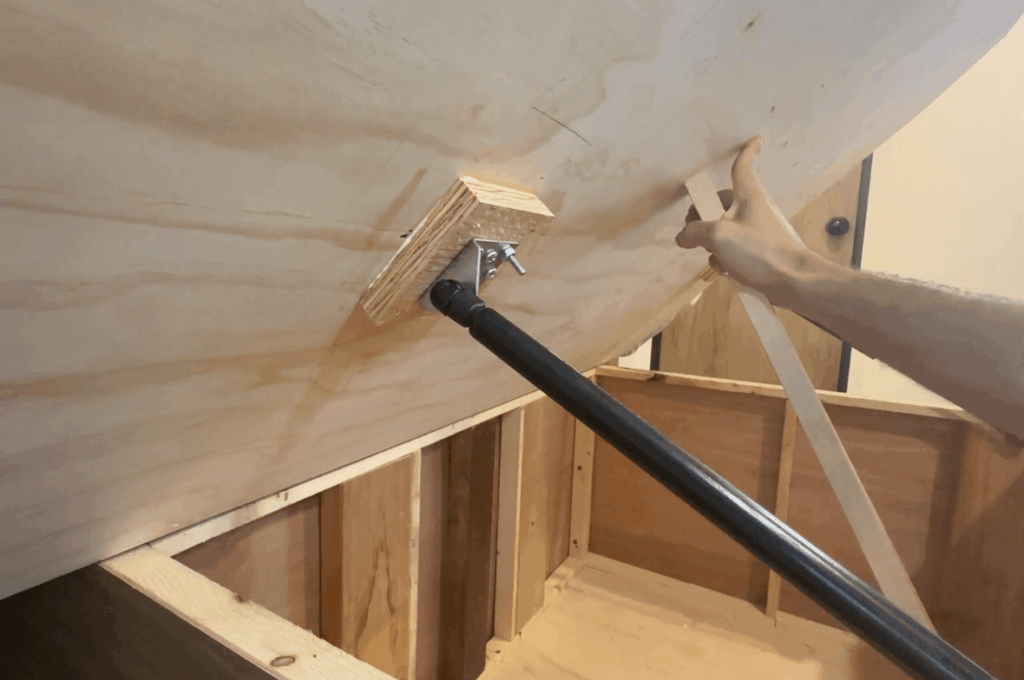 Connecting struts to finish installing lift cylinders under camper bed