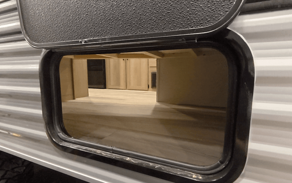 Puerta de equipaje del lado del conductor en el remolque de viaje Coleman 18OG