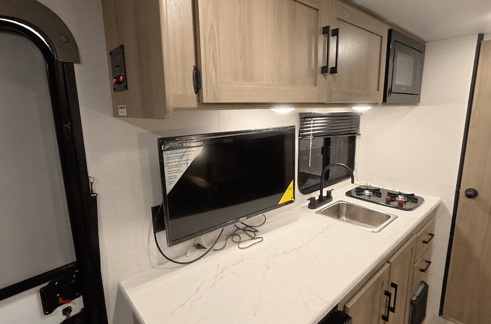 Se instaló un televisor de 32 pulgadas en una caravana Coleman fuera de la red