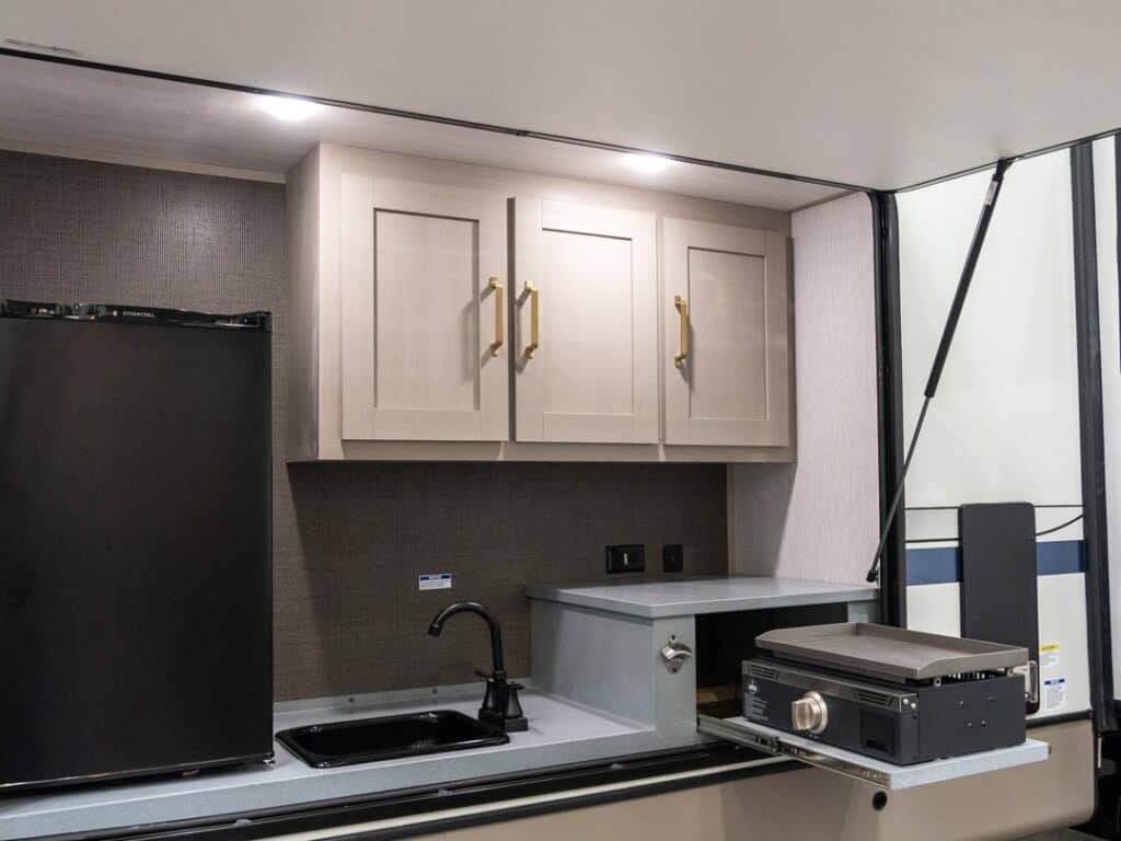 forest_river_salem_hemisphere_310BHI_featureODkitchen