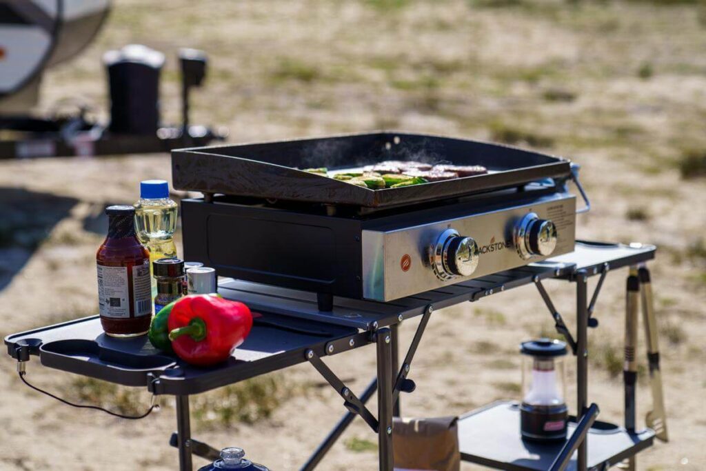 Blackstone Grilling es un elemento esencial para acampar en verano
