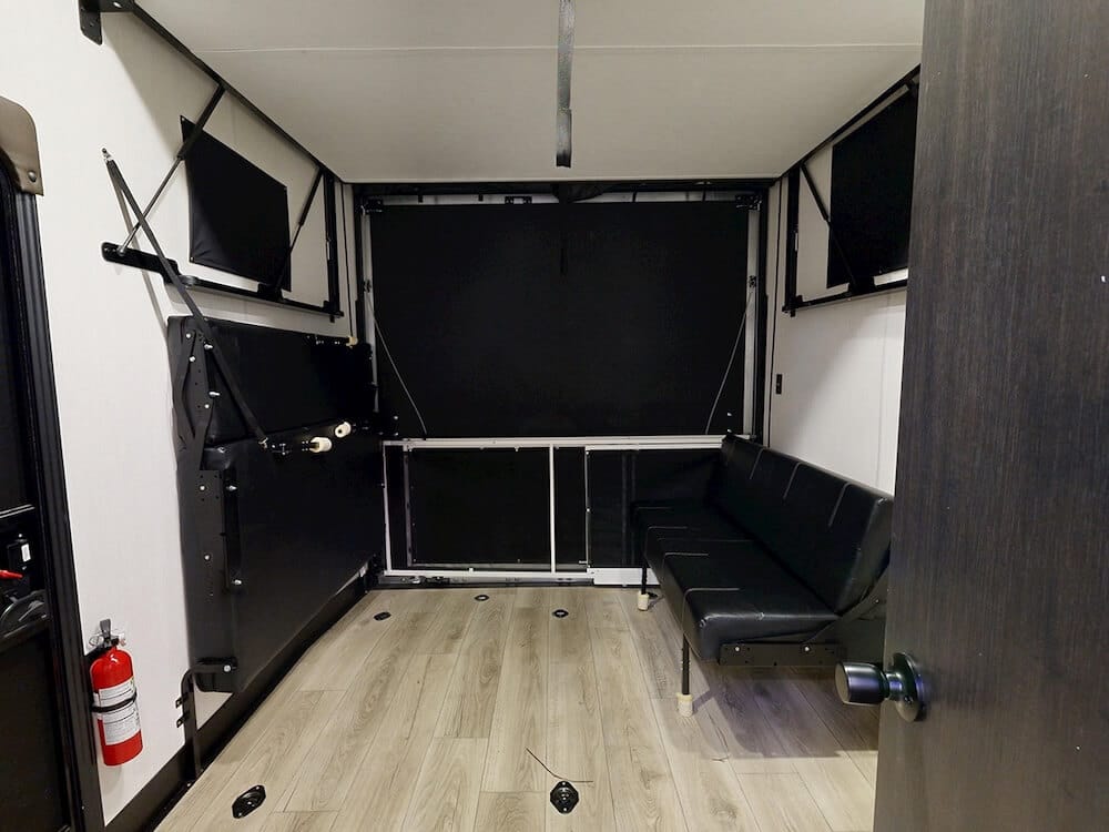 Forest-River-Rogue-323SUT-2025-garaje